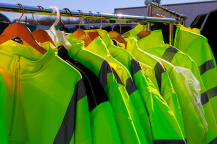 Летняя спецодежда 2025: как выбрать для комфорта и безопасности в жару