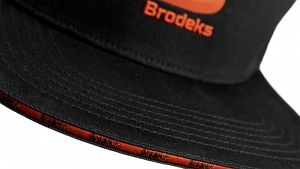 Бейсболка Brodeks KM131, красный/черный